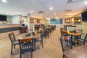 a restaurant with tables and chairs and a bar at Econo Lodge Inn & Suites Medicine Hat Highway 1 in Medicine Hat