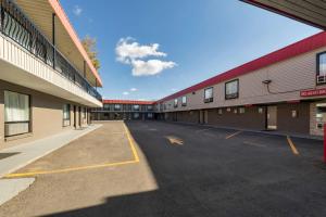 an empty parking lot next to a building at Econo Lodge Inn & Suites Medicine Hat Highway 1 in Medicine Hat