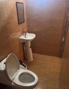 a bathroom with a toilet and a sink at Esperanza Escape Cabin in Intibucá