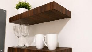 a shelf with two glasses and wine glasses at Lumina loft express minutes to consulate in Hermosillo +1 photo