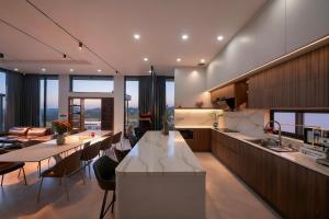 a kitchen and living room with a table and chairs at La Lapine Villa -6rooms-15Pax in Khu Chi Lăng