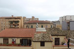vista sui tetti di edifici di una città di Monovano in pieno centro a Palermo