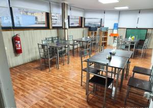 a restaurant with tables and chairs and a fire extinguisher at Hostal San Lorenzo in Iquique