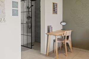 a table and a chair next to a shower at Villa Anosia Laman i Tera in Westpunt