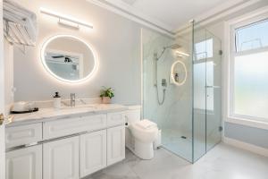 un bagno bianco con un WC e una doccia in vetro di Amy Guesthouse a Richmond