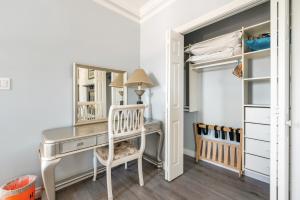 una camera da letto con una scrivania con specchio e una culla di Amy Guesthouse a Richmond