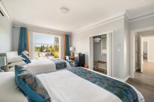 una camera d'albergo con due letti e una finestra di Amy Guesthouse a Richmond