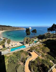 an aerial view of a beach and a swimming pool at Algarrobo, Pinares de Canelillo in Algarrobo