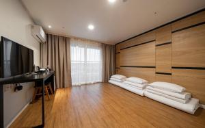 a room with four white pillows on the floor at Hotel Corner Inn in Pyeongtaek +40 photos
