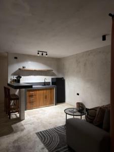 a living room with a couch and a kitchen at Bello departamento centrico in Valladolid