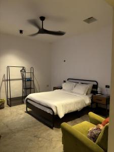 a bedroom with a bed and a ceiling fan at Departamento completo casarosa in Valladolid