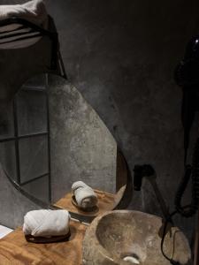 a bathroom with a round mirror and a sink at Departamento completo casarosa in Valladolid +8 photos