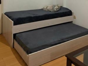 a couple of bunk beds in a room at Departamento MeR in Río Cuarto