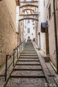 斯波萊托的住宿－Appartamento di Lucrezia，老城区的一条小巷,设有石阶