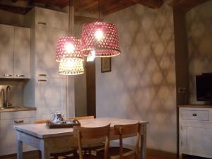 uma cozinha com uma mesa e dois candelabros em Dimora Storica in Chianti - Toscana em Cavriglia