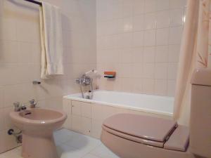 y baño con aseo, bañera y lavamanos. en Casa Mansa en Porto Santo