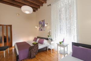 1 dormitorio con 1 cama y 1 mesa en una habitación en FL Apartments Charming Flat in the heart of Trastevere, en Roma