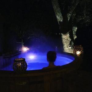 Agriturismo Sugheretello内部或周边的泳池