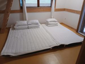 เตียงในห้องที่ Jungdam