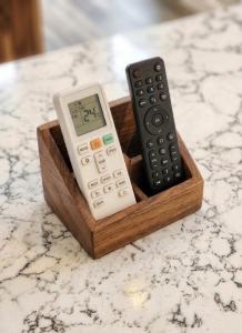 un mando a distancia y una calculadora sobre un mostrador en TH25 Red Rock Modern Tiny Home - 15 min to Sedona, en Cottonwood