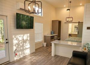 un dormitorio con una cama y un escritorio en una habitación en TH25 Red Rock Modern Tiny Home - 15 min to Sedona, en Cottonwood