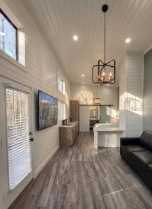 una sala de estar con un sofá y una cocina en TH25 Red Rock Modern Tiny Home - 15 min to Sedona, en Cottonwood