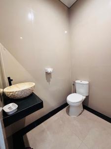 a bathroom with a toilet and a sink at Guest House Reisya in Nusa Dua +18 photos