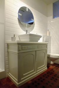 La salle de bains est pourvue d'un lavabo et d'un miroir. dans l'établissement B&B Sint Pieter, à Iseghem