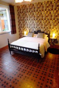 1 dormitorio con 1 cama grande en una habitación en B&B Sint Pieter en Izegem