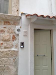 コンヴェルサーノにあるPietra Biancaの石壁の家の扉