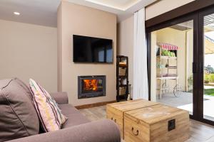 a living room with a couch and a fireplace at Casa Rural Monte Higueras in Corral de Almaguer