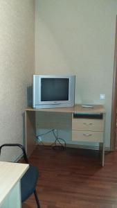 a tv sitting on top of a wooden desk at Hotel Yuvileyny in Khrystynivka