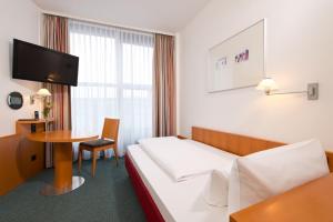 TV a/nebo společenská místnost v ubytování Hotel am Borsigturm