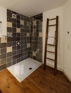 uma casa de banho com um chuveiro e uma porta de vidro em Apartment Bleibe em Besigheim
