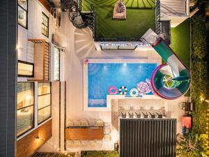 a room with a swimming pool and a lamp at K2 Pool Villa Khaoyai in Ban Sap Setthi