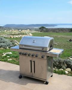 a grill sitting on top of a stove at Royal Panoráma Vendégház in Pécsely +61 photos