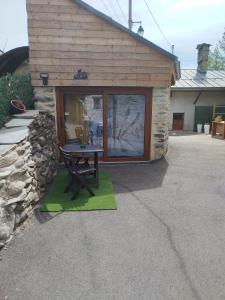 a small cabin with a table in front of a window at Au petit bonheur à Val-Cenis in Sollières-Sardières
