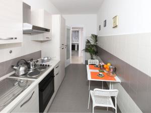 Alice Home في روما: مطبخ صغير مع طاولة وقمة كونتر