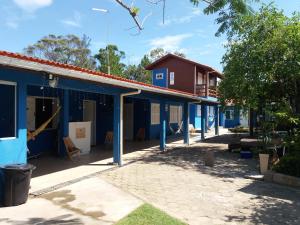 een rij huizen met blauw en rood bij Moradas Vô Ary in Garopaba