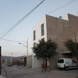 une camionnette blanche garée devant un bâtiment dans l'établissement La Siesta del Patron, à Querétaro