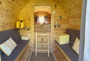 a cabin with a bed and two beds in it at Obstgarten im Warnetal- Campingfass Wabe in Gielde