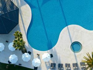 an overhead view of a swimming pool with umbrellas at Haevichi Hotel & Resort Jeju in Seogwipo