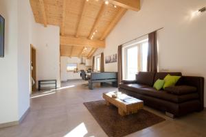 ein Wohnzimmer mit einem Sofa und einem Tisch in der Unterkunft Alps 3000-2 in Umhausen