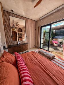 a bedroom with a large bed with a large window at Casa Amor in Fretin