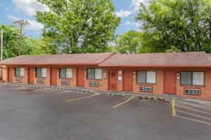 a red brick building with windows in a parking lot at Econo Lodge Nashville North in Nashville