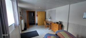 a room with a kitchen and a table and chairs at Mühlbachhof in Berg