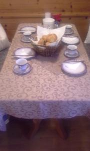ロイタッシュにあるStöffelhofの紫のテーブルクロスとパンのバスケット