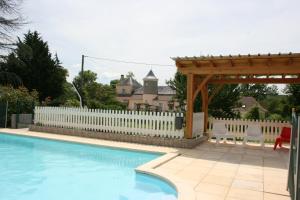 a white fence and a swimming pool with a pergola at Château La Barge - Dordogne in La Boissière-dʼAns