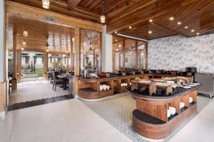 a restaurant with wooden ceilings and a bar with tables at Kanishka, Manali - AM Hotel Kollection in Manāli +44 photos