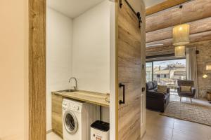 a laundry room with a washer and dryer at El Corral in Agullana